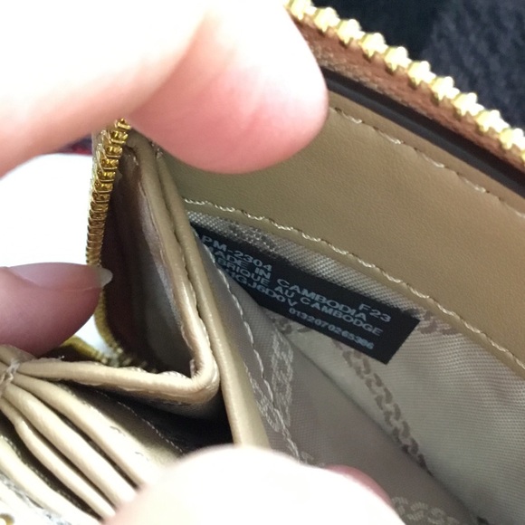 MICHAEL KORS LATHER WALLET - Picture 11 of 11